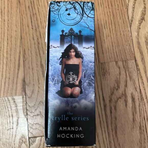 THE TRYLLE BOX SET SERIES AMANDA HOCKING ACCENT TORN, SWITCH‎ BOOKS - Picture 3 of 5